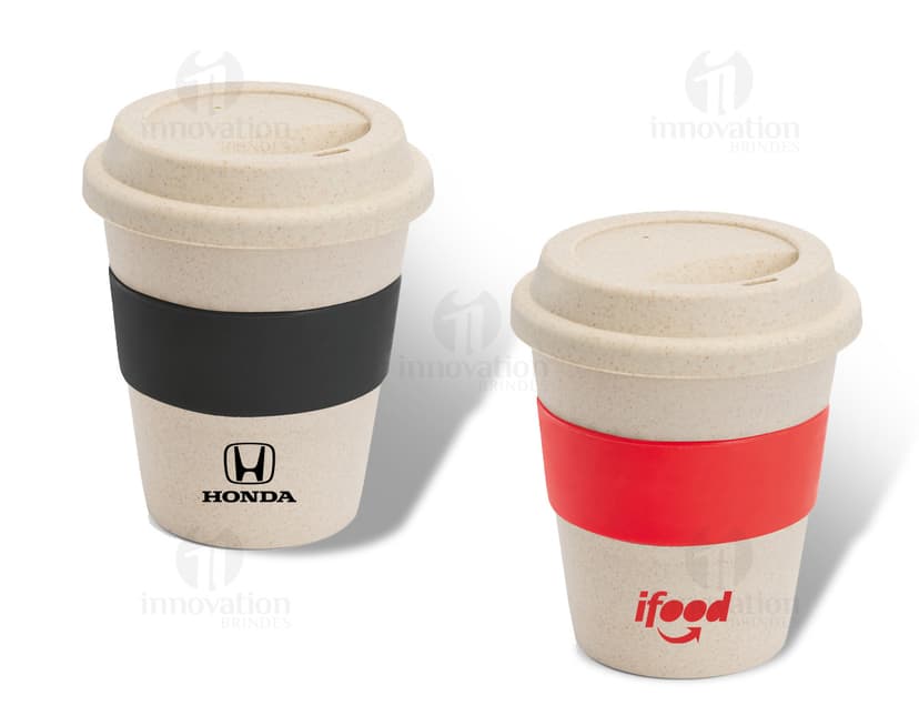 Copo de viagem prático e elegante. Com design em tons de rosa e detalhes em metal prateado, é ideal para quem está sempre em movimento. Acompanha tampa de fechamento e alça para transporte. Leve seu café ou chá preferido para onde quer que vá! Delicioso e prático, perfeito para seu dia a dia agitado. Garanta o seu!