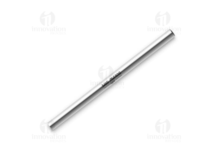 Imagem de um canudo de metal prateado em close-up, perfeito para dar um toque elegante às suas bebidas favoritas. Feito de aço inoxidável, este canudo é durável, fácil de limpar e reutilizável. Adicione um toque de sofisticação às suas bebidas com este canudo de metal. Ideal para uso pessoal ou como um presente sofisticado. Aproveite a qualidade e design deste acessório de luxo para bebidas. Adquira já o seu canudo de metal e faça a diferença no seu dia a dia!