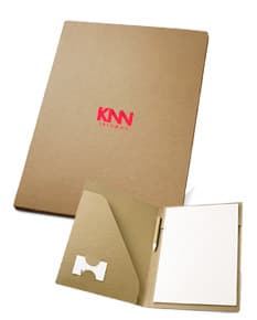 Foto de uma pasta A4 vazia de papel marrom antigo com espaço para anotações e lembretes. Design vintage com textura desgastada.