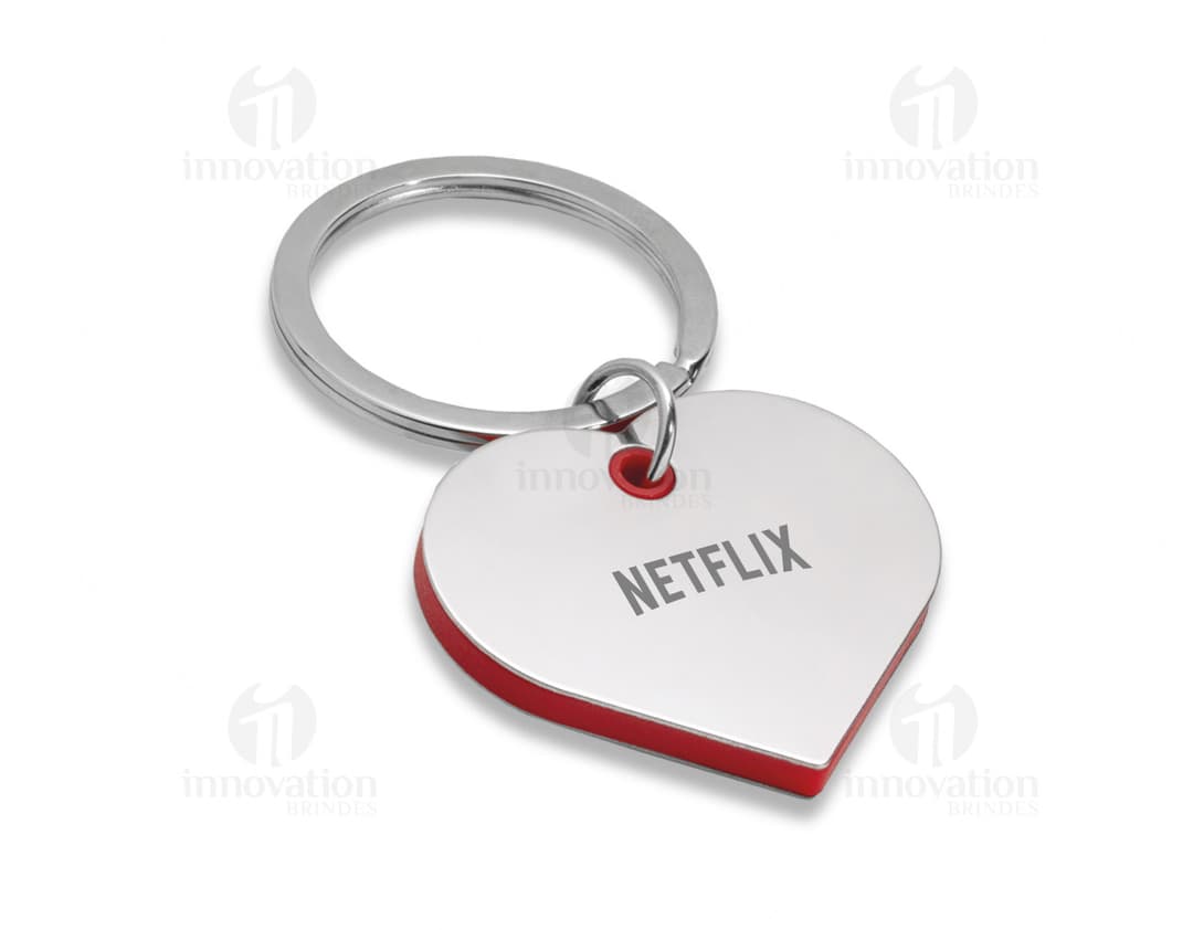 Chaveiro coração de metal prateado, ideal para presentear quem amamos. Design romântico e delicado, perfeito para simbolizar o amor. Surpreenda com este adorno encantador!