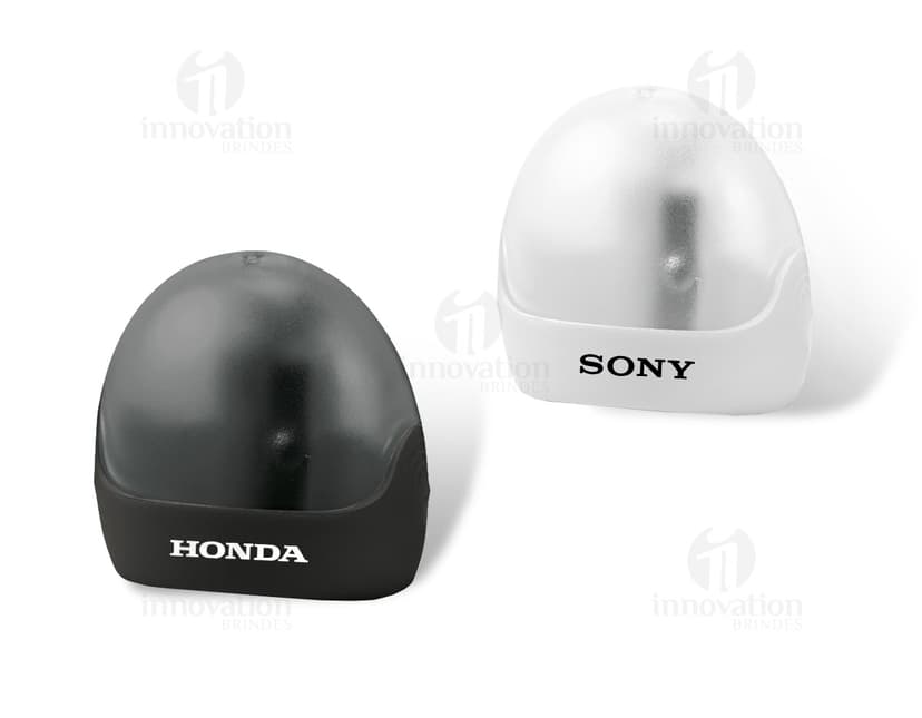 Mouse amarelo, boné de banho, apontador de lápis com depósito e bola em forma de ovos de Páscoa coloridos em 3D.