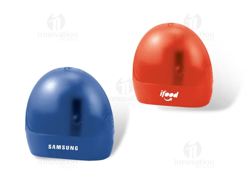 Mouse amarelo, boné de banho, apontador de lápis com depósito e bola em forma de ovos de Páscoa coloridos em 3D.