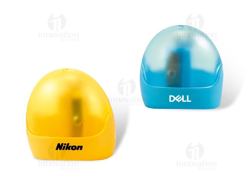 Mouse amarelo, boné de banho, apontador de lápis com depósito e bola em forma de ovos de Páscoa coloridos em 3D.