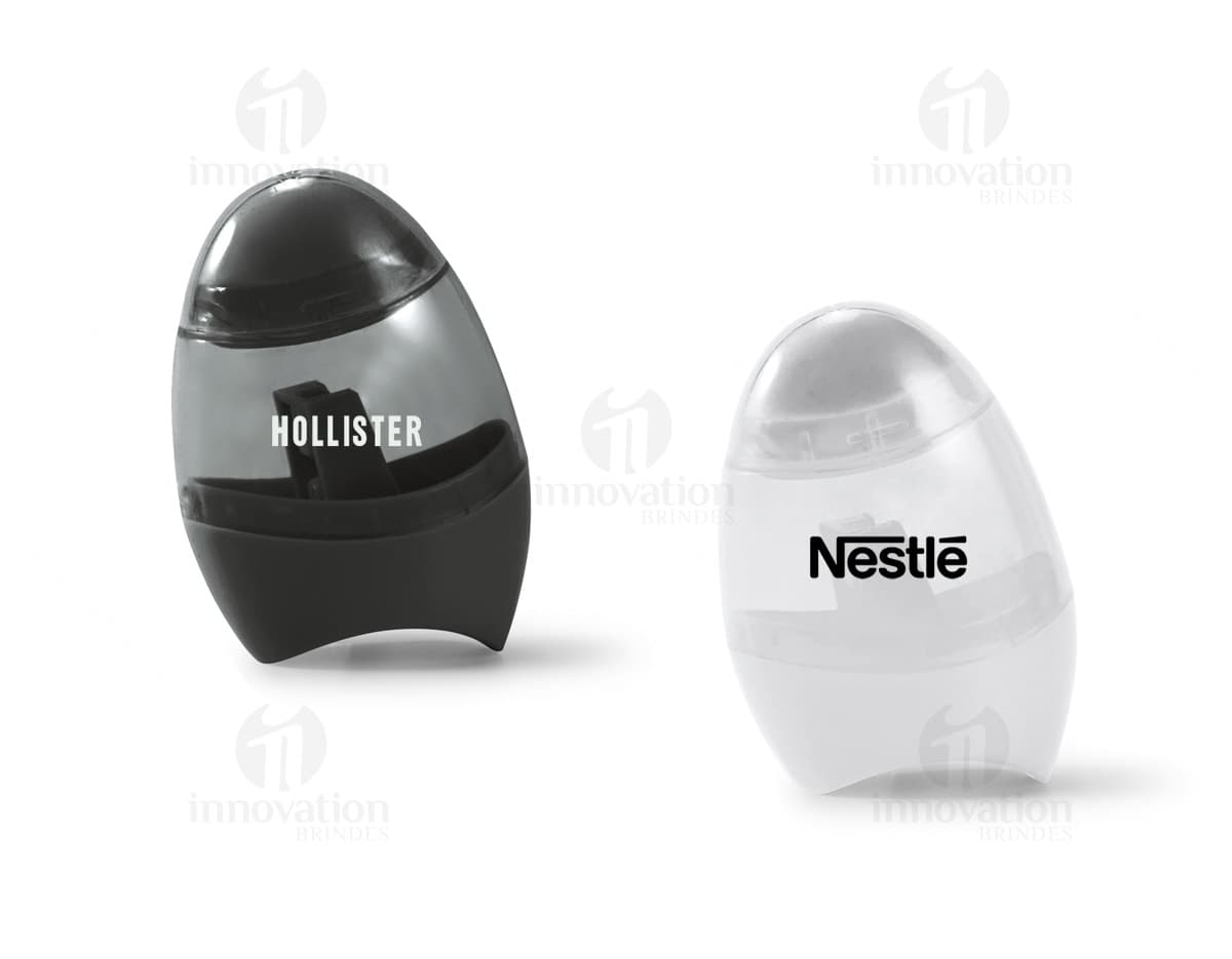 Apontador de lápis moderno e prático para escritório. Design 3D em plástico preto e cinza, ideal para uso profissional. Acessório indispensável para manter seus lápis sempre afiados. Otimize sua produtividade com esse apontador de alta tecnologia. Ideal para escritórios, estúdios e indústrias. Compre já o seu!