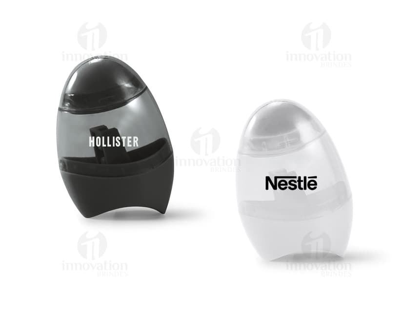 Apontador de lápis moderno e prático para escritório. Design 3D em plástico preto e cinza, ideal para uso profissional. Acessório indispensável para manter seus lápis sempre afiados. Otimize sua produtividade com esse apontador de alta tecnologia. Ideal para escritórios, estúdios e indústrias. Compre já o seu!