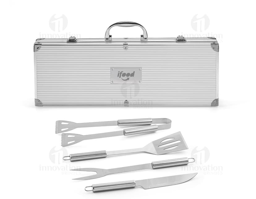 Kit churrasco de aço inoxidável com maleta cromada. Perfeito para churrascos em família ou com os amigos. Portátil e prático, possui todos os utensílios necessários. Ideal para presentear ou para usar em casa. Confeccionado com materiais de alta qualidade, garantindo durabilidade e praticidade. Aproveite para impressionar seus convidados com esse conjunto completo. Garanta já o seu!