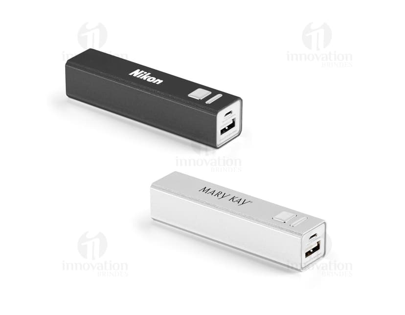 Power bank portátil de 1800 mAh na cor preta, tecnologia eletrônica para armazenamento de dados. O dispositivo possui conexão USB e é um acessório moderno para carregar aparelhos eletrônicos como celulares e câmeras.