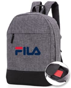 Mochila de poliéster na cor preta com bolso frontal, alça de couro, fecho de zíper, estilo casual e moderno. Adequada para viagens, escola, esportes ou negócios. Feita de material resistente e durável, ideal para carregar objetos pessoais com praticidade e elegância.