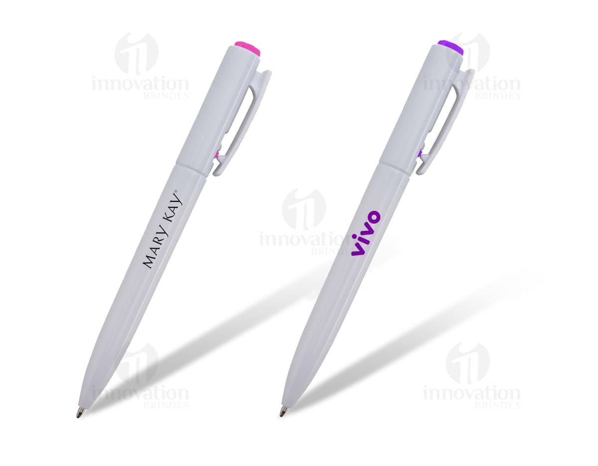Caneta plástica para escrita em escritórios, escolas e negócios. Feita em metal prateado com design elegante e tinta preta de qualidade. Um instrumento essencial para assinar documentos, criar planos e tomar notas. Adquira já a sua!