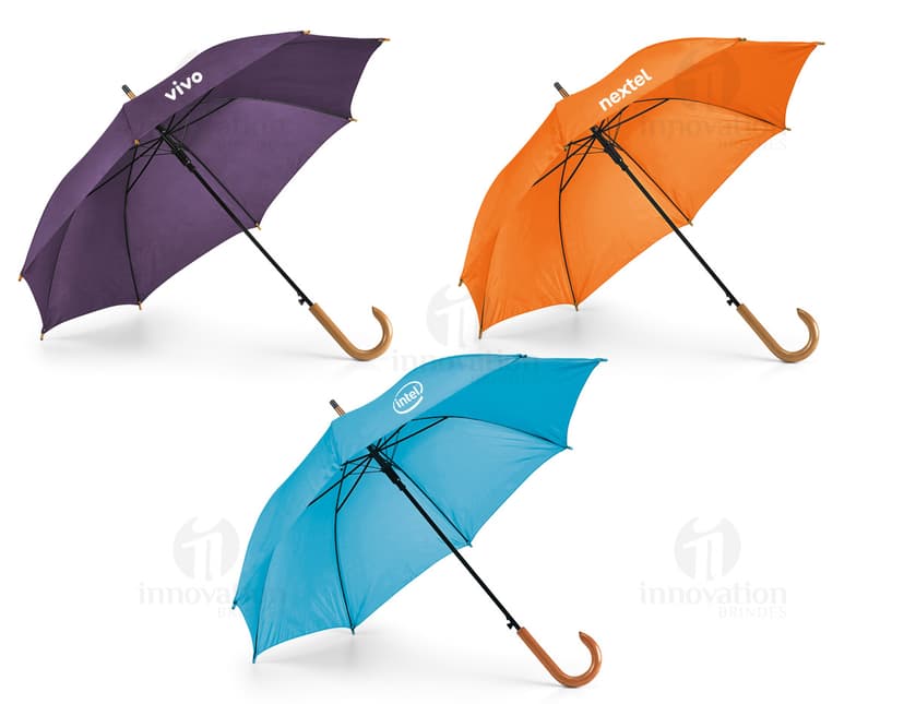 Guarda-chuva preto em nylon, acessório fashion e protetor para dias chuvosos. Proteja-se com estilo e segurança nesse outono. Compre já o seu! ????? #guardachuva #proteçãocontraachuva #acessóriofashion #outono #brindes personalizados