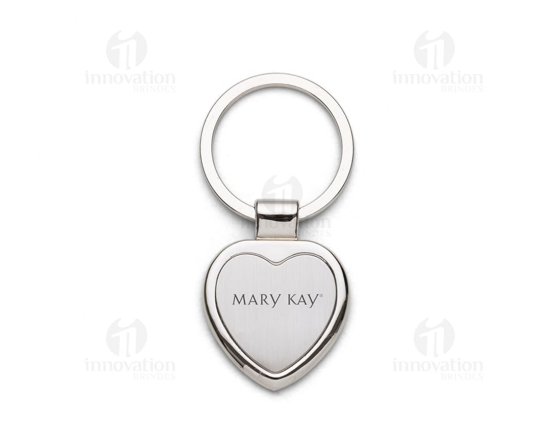 Chaveiro de metal - símbolo de amor e segurança para o seu dia a dia. Com design elegante e durável, este acessório é perfeito para lembrar de momentos especiais, como noivados e casamentos. Feito em ouro, o chaveiro possui um anel e uma corrente, garantindo acesso rápido e seguro às suas chaves. Adquira o seu agora e adicione um toque de estilo ao seu chaveiro!