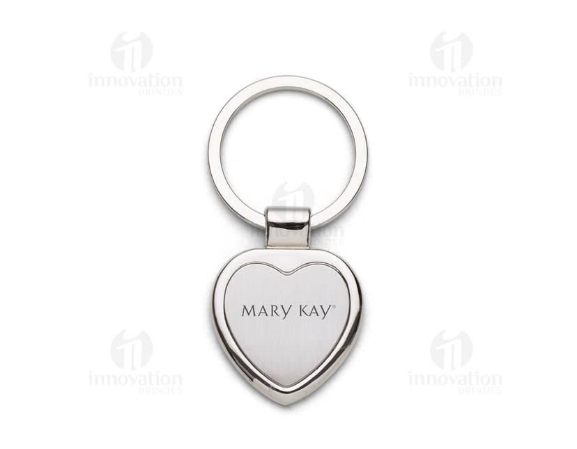Chaveiro de metal elegante e sofisticado, ideal para manter suas chaves seguras e organizadas. Com design em formato de anel e fecho de segurança, é perfeito para presentear em eventos especiais como noivados e casamentos. Feito em metal dourado, traz um toque de luxo para o seu dia a dia. Adquira já e adicione um toque de amor e segurança ao seu acesso diário!