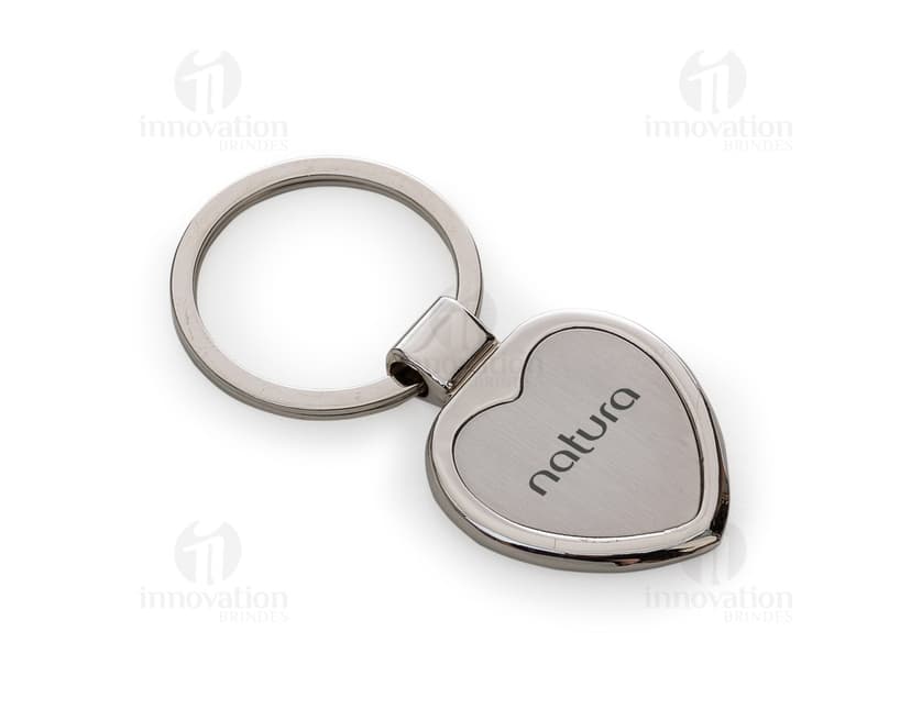 Chaveiro de metal com design moderno e elegante, perfeito para manter suas chaves seguras e organizadas. Ideal para presentear em ocasiões especiais como casamentos, noivados e datas comemorativas. Feito em material resistente, garantindo segurança e estilo. Adquira já o seu chaveiro de metal e mantenha suas chaves sempre por perto com muito charme e sofisticação.