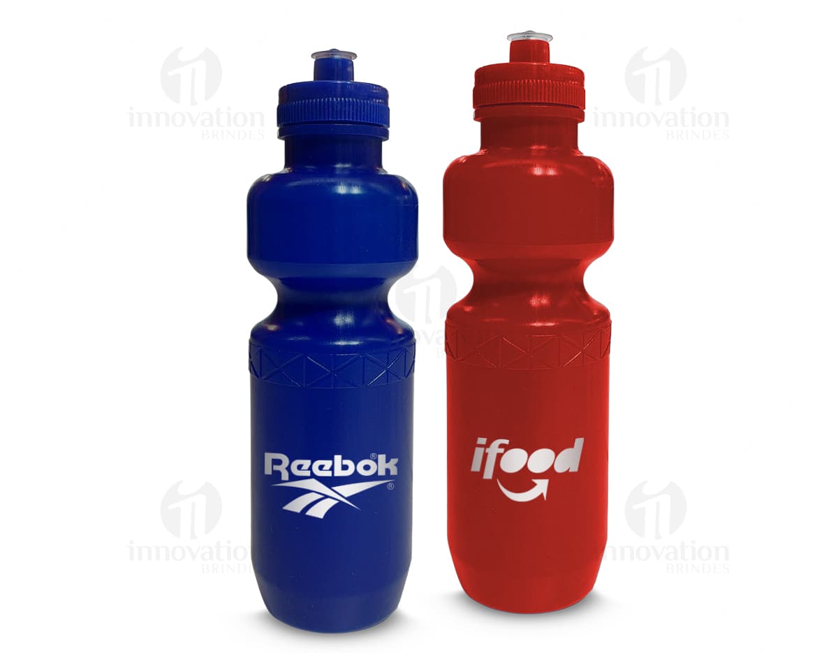 Squeeze Plástico 750ml - Garrafa de plástico resistente, ideal para armazenar líquidos de forma segura. Design clean e moderno, perfeito para manter-se hidratado durante todo o dia. Produto de alta qualidade, isolado e sem pessoa. Indispensável para atividades físicas, saúde e bem-estar. Adquira já o seu!