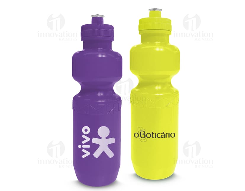 O squeeze plástico de 750ml é a solução perfeita para quem busca praticidade e qualidade. Feito de material resistente, possui design clean e moderno, ideal para transportar líquidos de forma segura e higiênica. Seja para atividades esportivas, uso doméstico ou no trabalho, este squeeze é o companheiro ideal para manter-se hidratado ao longo do dia. Adquira já o seu e garanta mais saúde e bem-estar em seu dia a dia.