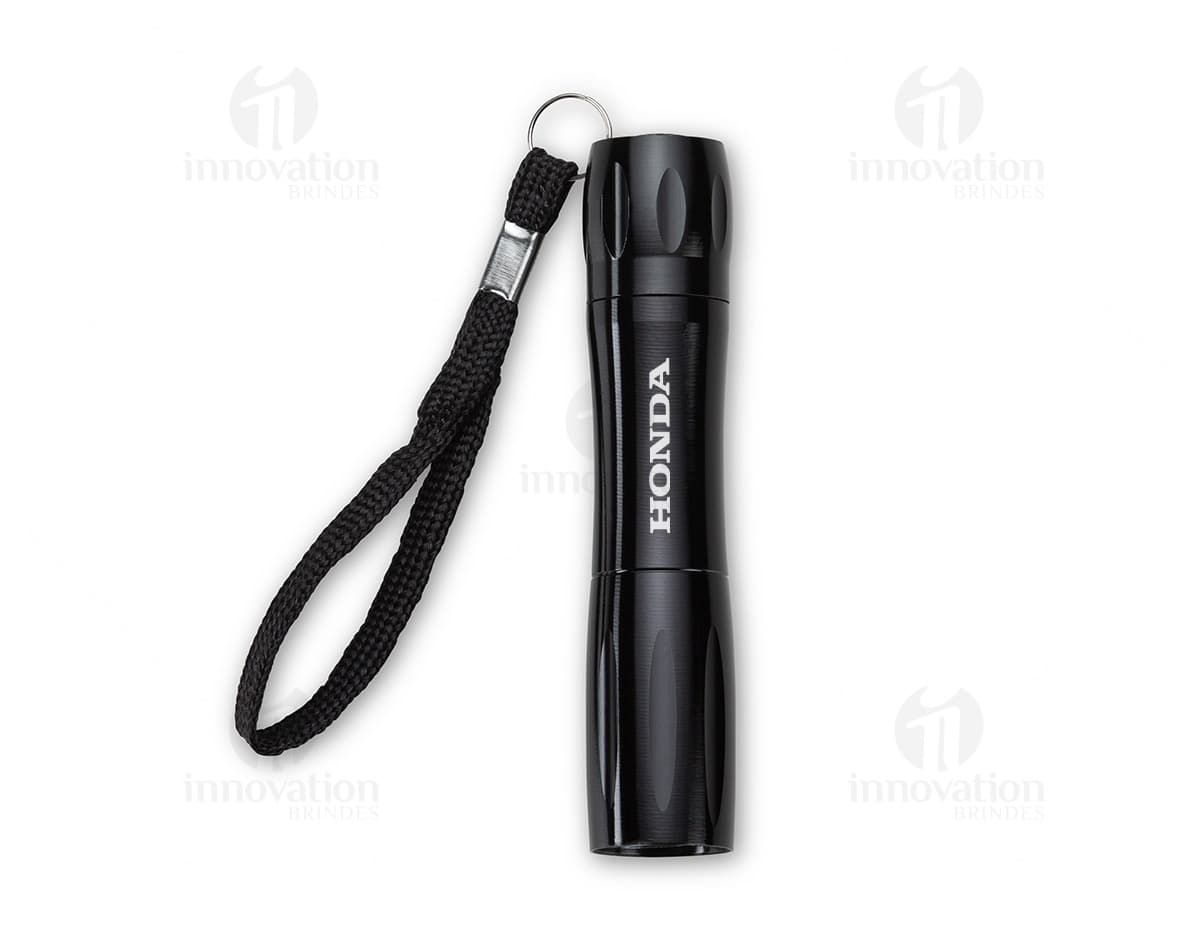 lanterna de metal prateada com design moderno e funcional. Perfeita para iluminar seus momentos de lazer, acampamentos e emergências. Leve, resistente e portátil, é um acessório indispensável para sua caixa de ferramentas. Garanta já a sua!