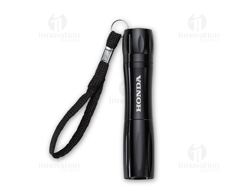 lanterna de metal prateada com design moderno e funcional. Perfeita para iluminar seus momentos de lazer, acampamentos e emergências. Leve, resistente e portátil, é um acessório indispensável para sua caixa de ferramentas. Garanta já a sua!
