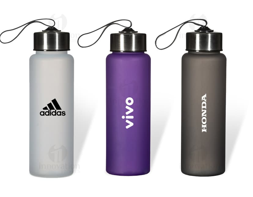 Squeeze plástico 680ml - Ideal para manter sua hidratação em dia! Fabricado em material resistente, perfeito para levar sua bebida preferida aonde quer que você vá. Prático, higiênico e com capacidade para 680ml, garantindo sua saúde e bem-estar em todos os momentos. Adquira o seu agora mesmo!