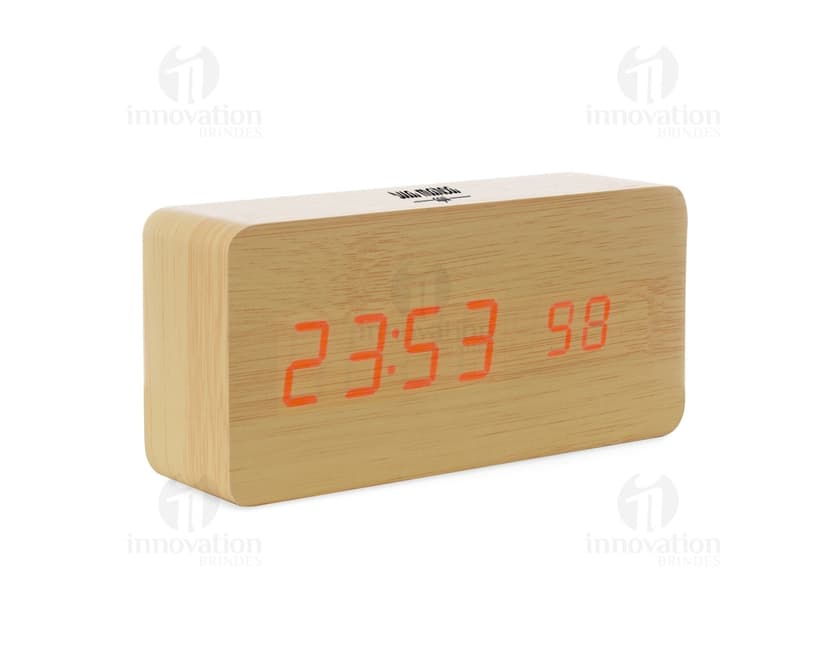 Relógio de madeira de design elegante e sofisticado, perfeito para decorar sua área de trabalho. Produto isolado em uma caixa de exibição, com números em destaque. Ideal para profissionais que valorizam estilo e pontualidade. Adquira já o seu! #RelógioDeMadeira #Decoração #Escritório #Pontualidade