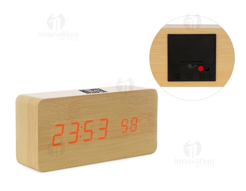 Relógio de madeira elegante e sofisticado para decorar a sua mesa. Design exclusivo em madeira de alta qualidade. Perfeito para o seu escritório ou home office. Nunca mais perca a hora com esse acessório de estilo. Um toque de modernidade e charme para o seu ambiente de trabalho. Adquira já o seu!