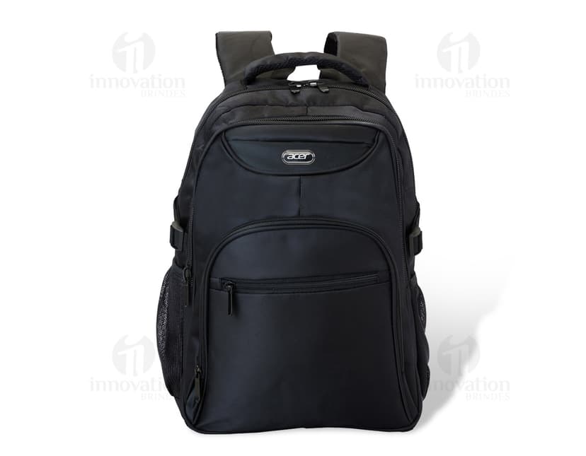 Mochila elegante para notebook em couro sintético, ideal para quem busca praticidade e estilo no dia a dia. Com alças confortáveis e compartimentos espaçosos, é perfeita para levar seus pertences com segurança. Perfeita para o mundo corporativo.