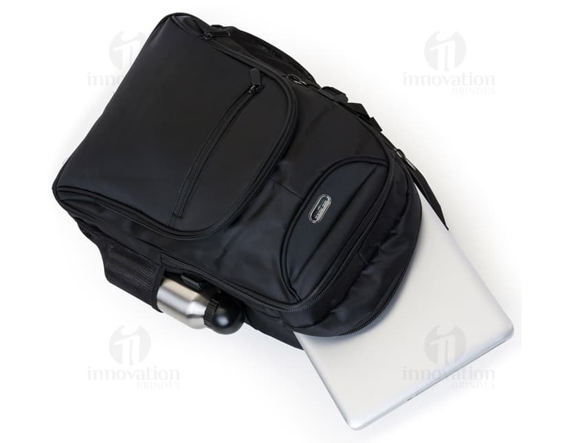 Mochila para notebook em couro, moderna e clássica. Ideal para negócios, com alças resistentes e zip up. Acessório fashion e prático. Compre já!