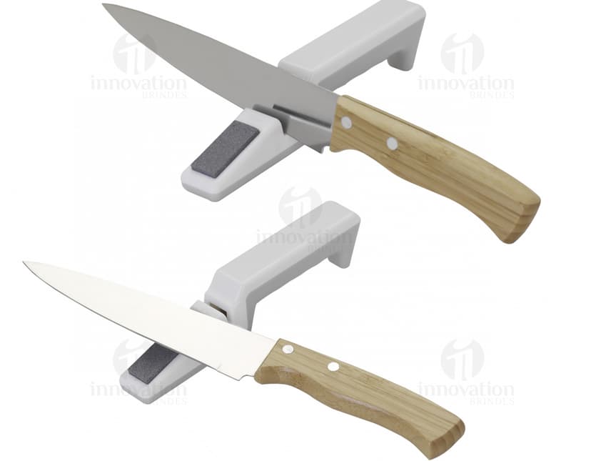 Secador de mãos em metal prateado com cabo preto, conexão de parafuso, botão de energia único e alça de construção.