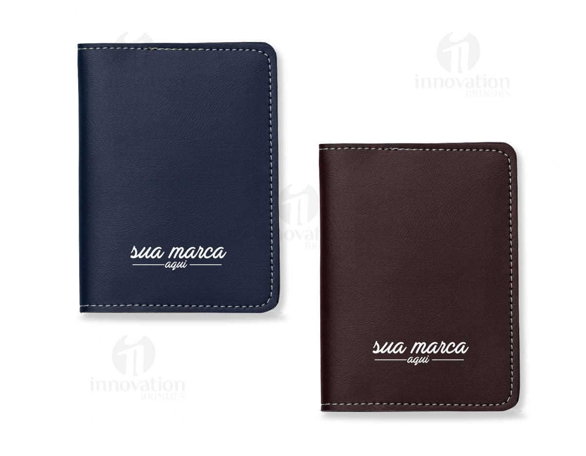 Porta passaporte em couro marrom, aberto com vários compartimentos para notas, cartão e dinheiro. Design moderno e elegante, ideal para viagens e organização de documentos.