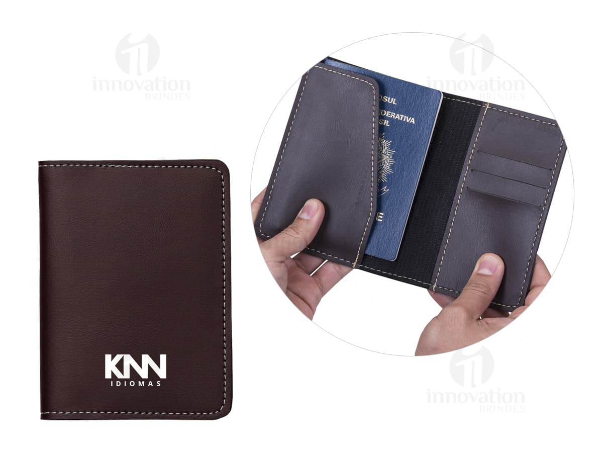 Porta passaporte em couro marrom, aberto com vários compartimentos para notas, cartão e dinheiro. Design moderno e elegante, ideal para viagens e organização de documentos.