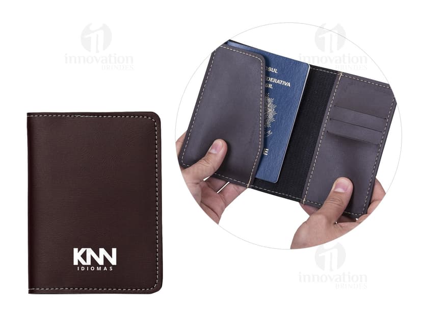 Porta passaporte em couro marrom, aberto com vários compartimentos para notas, cartão e dinheiro. Design moderno e elegante, ideal para viagens e organização de documentos.