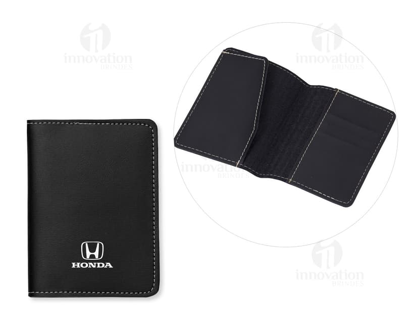 Porta passaporte em couro marrom, aberto com vários compartimentos para notas, cartão e dinheiro. Design moderno e elegante, ideal para viagens e organização de documentos.