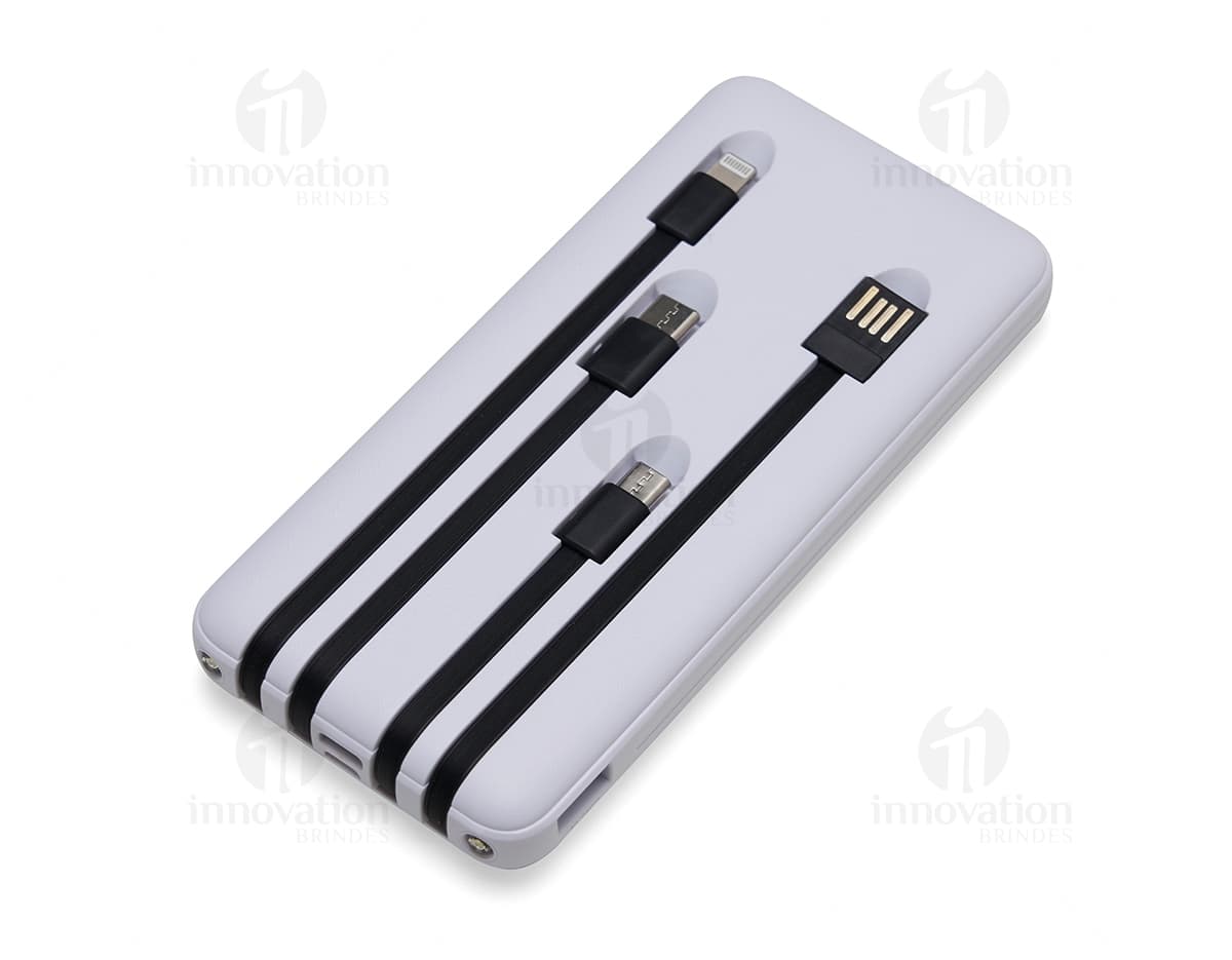 Carregador portátil de 10.000mAh com display, dispositivo eletrônico de metal preto e prateado, equipamento de tecnologia digital para conexão e transferência de dados através de cabo e plug.