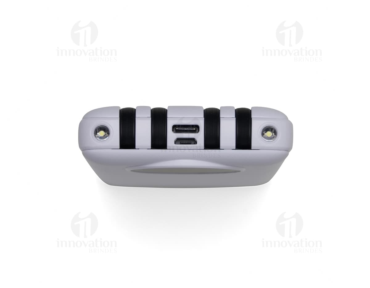 Carregador portátil de 10.000mAh com display, dispositivo eletrônico de metal preto e prateado, equipamento de tecnologia digital para conexão e transferência de dados através de cabo e plug.