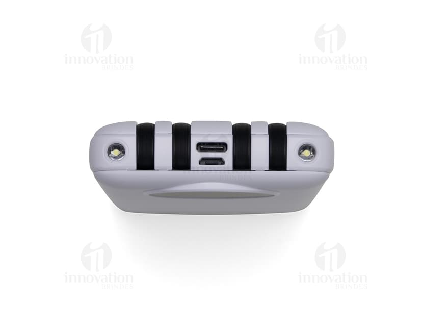 Carregador portátil de 10.000mAh com display, dispositivo eletrônico de metal preto e prateado, equipamento de tecnologia digital para conexão e transferência de dados através de cabo e plug.