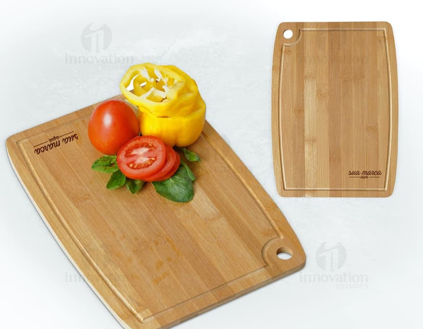 Tábua de churrasco de madeira, perfeita para preparar deliciosas refeições. Ideal para cortar e servir carnes, legumes e queijos. Produto de alta qualidade e resistência. Aproveite o momento do churrasco com estilo e praticidade. Adquira já a sua!