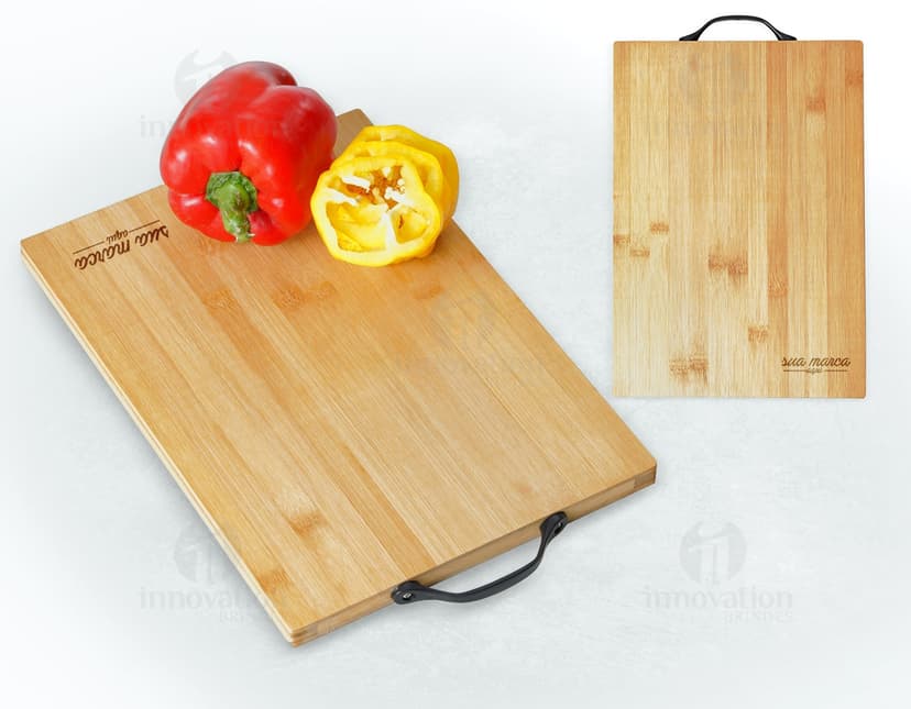 Tábua de churrasco de madeira, ideal para preparar refeições saudáveis para toda a família. Com design retro e folha de papel ao fundo, esta tábua é perfeita para cortar ingredientes frescos e nutricionais. Garanta já a sua!