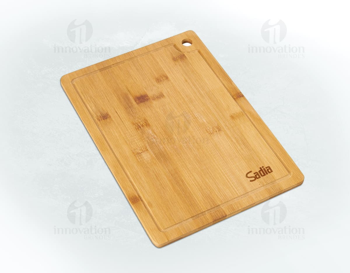 Tábua de corte de madeira marrom com canaleta, textura e padrão vintage. Feita de material antigo, com acabamento áspero e vazio. Ideal para uso na cozinha, com detalhes em grãos de madeira e design retro.