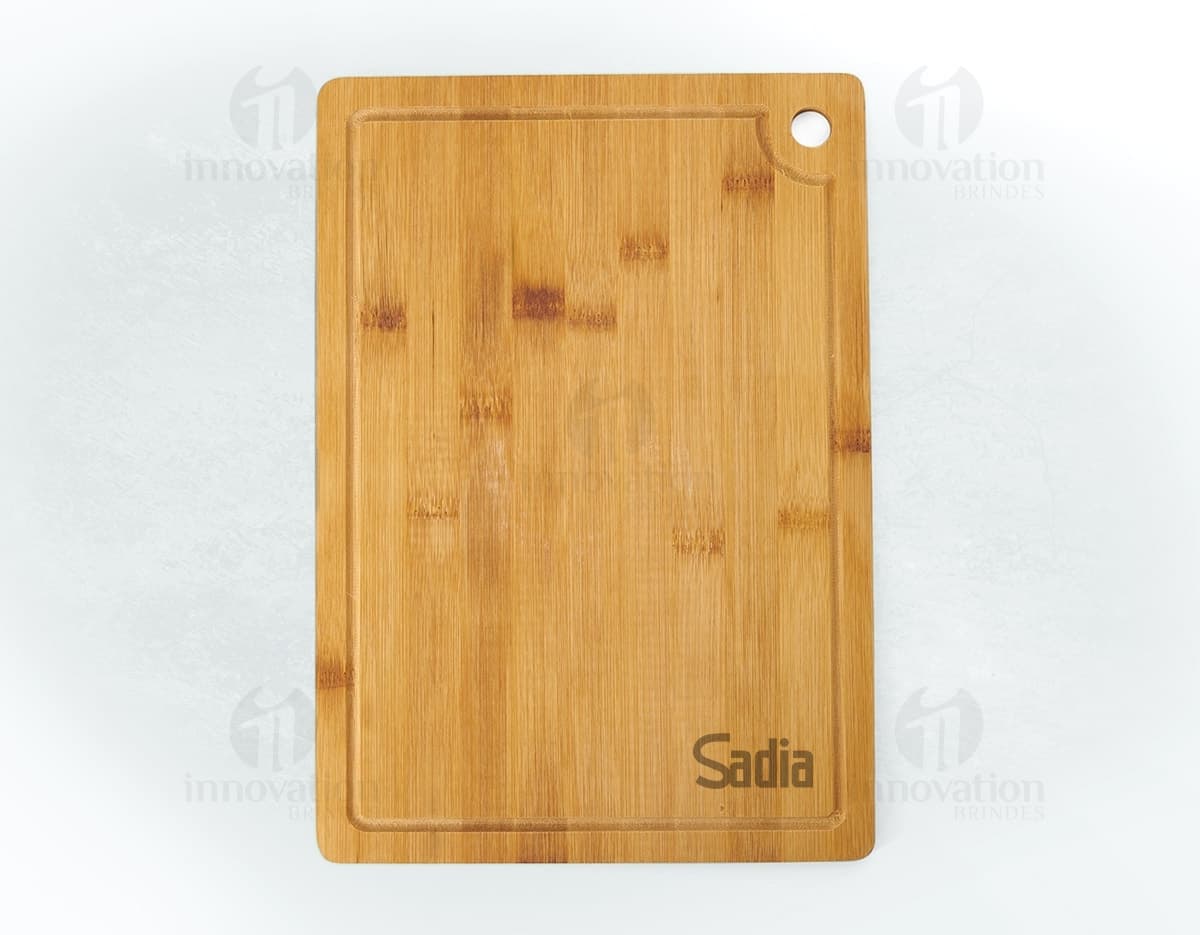 Tábua de corte de madeira marrom com canaleta, textura e padrão vintage. Feita de material antigo, com acabamento áspero e vazio. Ideal para uso na cozinha, com detalhes em grãos de madeira e design retro.