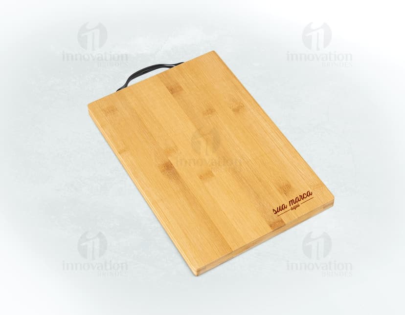 Tábua de churrasco de madeira vazia sobre a mesa de negócios. Adicione um toque especial à sua próxima reunião de família ou evento corporativo com esta tábua de churrasco personalizada. Feita de madeira de alta qualidade, é perfeita para servir carnes grelhadas de forma elegante. Complete o visual com gravura a laser do seu logo ou frase inspiradora. A Tábua de churrasco é um equipamento de cozinha indispensável para quem aprecia um bom churrasco. Garanta já a sua e impressione seus convidados. Ideal também como brinde corporativo personalizado. Confira!
