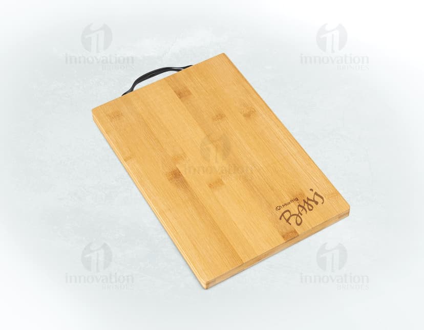 Tábua de churrasco de madeira vazia em cima de uma mesa de negócios. Perfeita para personalizar com sua marca e impressionar clientes e colaboradores. Ideal para eventos corporativos e presentes personalizados. Adquira já a sua!