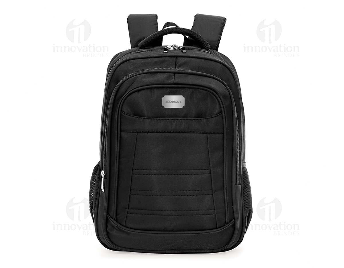 Mochila de couro preta para viagem e negócios. Elegante e moderna, perfeita para armazenar seus pertences com segurança. Ideal para quem busca praticidade e estilo em suas jornadas. Adquira já a sua e esteja preparado para qualquer ocasião.
