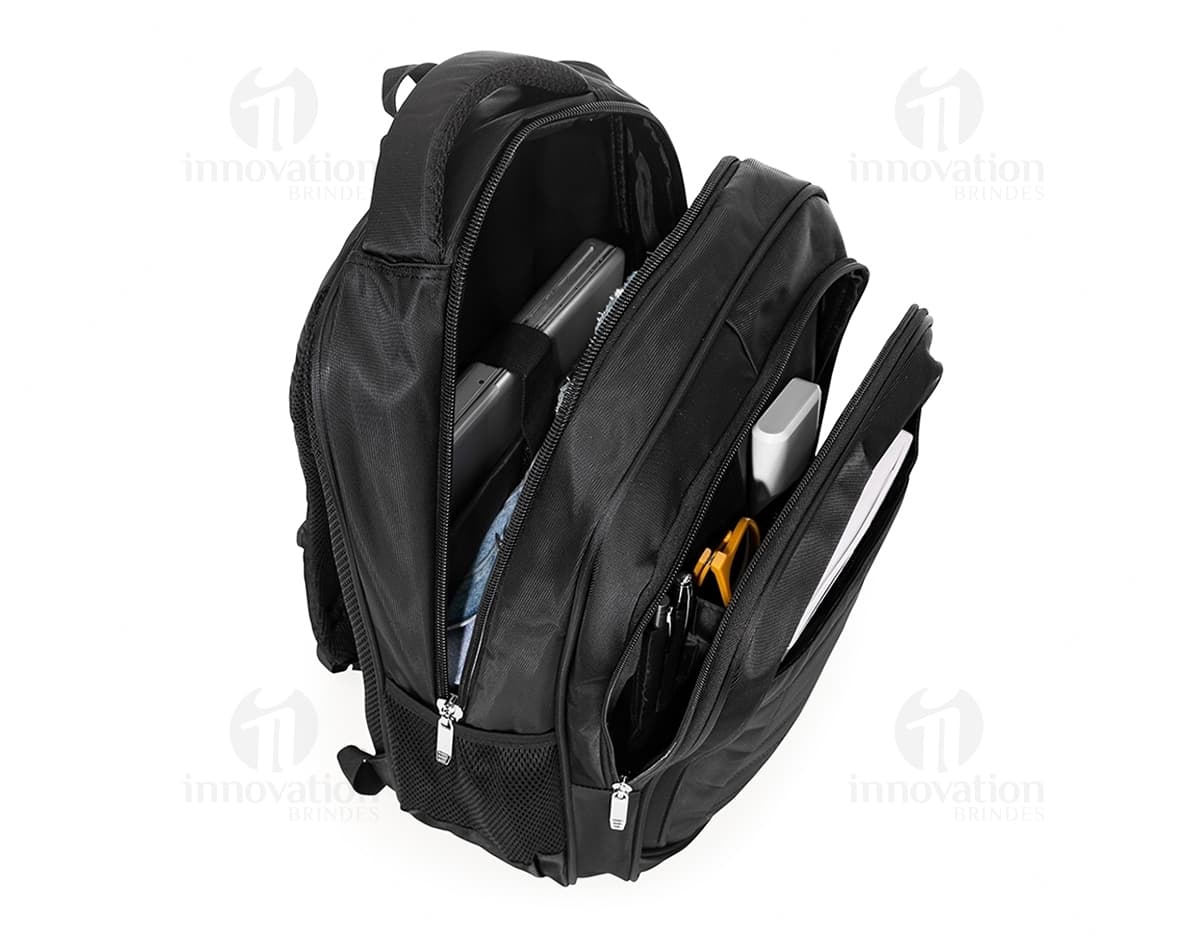 Mochila em couro preto moderna e elegante para viagens de negócios. Com design sofisticado, amplo espaço de armazenamento, alças confortáveis e zíper resistente. Ideal para o empresário que busca estilo e praticidade. Adquira já sua mochila de luxo!