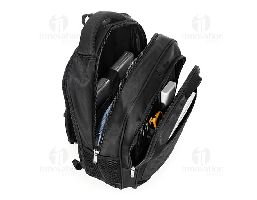 Mochila em couro preto moderna e elegante para viagens de negócios. Com design sofisticado, amplo espaço de armazenamento, alças confortáveis e zíper resistente. Ideal para o empresário que busca estilo e praticidade. Adquira já sua mochila de luxo!