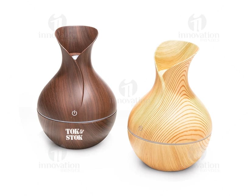 Umidificador com LED - Potencialize o ambiente com este umidificador de cerâmica artesanal. Feito em madeira e cerâmica, seu design tradicional traz charme para qualquer desktop. Com tecnologia LED para iluminar sutilmente o espaço, é perfeito para deixar a umidade do ar ideal enquanto adiciona um toque de elegância ao ambiente. Aprecie a função deste utensílio feito à mão que proporciona bem-estar e equilíbrio. Ideal para uso durante o cozimento ou simplesmente para decorar. Adquira já o seu conjunto de umidificador com LED e transforme seus momentos em algo especial.