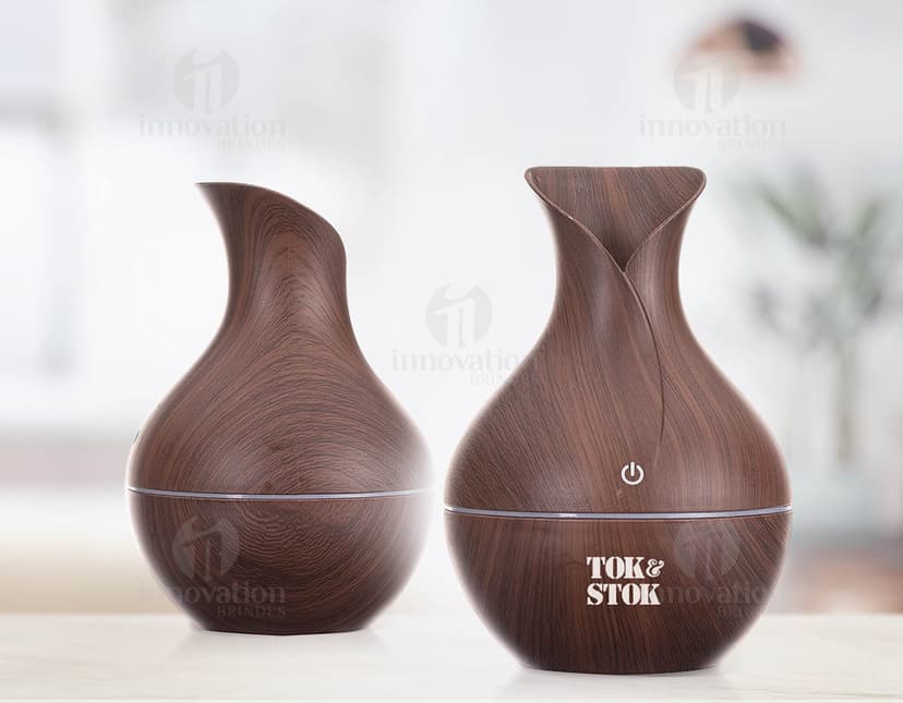 Umidificador de ar com LED, feito à mão em cerâmica tradicional. Design único em cerâmica e madeira, perfeito para desktop. Ideal para relaxar enquanto cozinha ou trabalha. Conjunto de jarro de cerâmica vazio, com luz LED para uma atmosfera acolhedora. Aumente a umidade do ambiente com estilo e elegância.