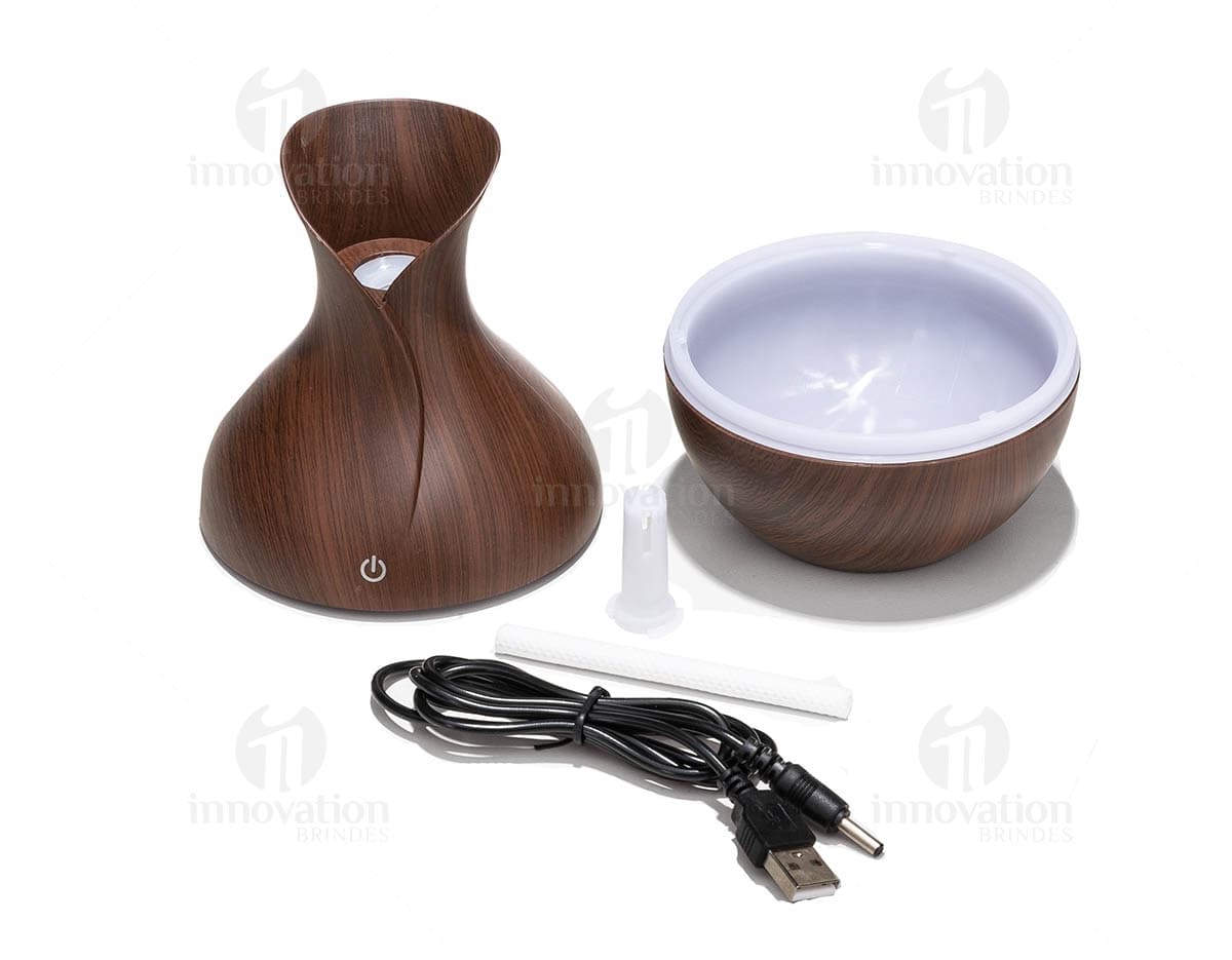 Umidificador de cerâmica artesanal com LED, perfeito para adicionar um toque de sofisticação e umidade ao seu ambiente. Feito à mão em cerâmica e madeira, este umidificador isolado é um utensílio tradicional e elegante para sua mesa. Aproveite o design único e a funcionalidade deste conjunto de jarra de cerâmica vazia, ideal para cozinhar e decorar. Transforme seu espaço com este umidificador de cerâmica artesanal, produzido de forma exclusiva e sustentável. Adquira já e sinta a diferença!