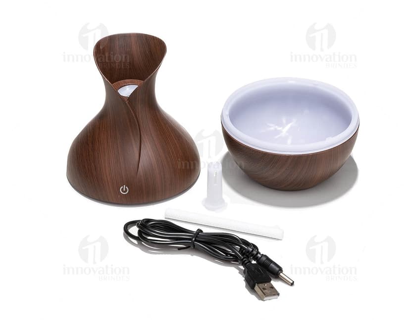 Umidificador de cerâmica artesanal com LED, perfeito para adicionar um toque de sofisticação e umidade ao seu ambiente. Feito à mão em cerâmica e madeira, este umidificador isolado é um utensílio tradicional e elegante para sua mesa. Aproveite o design único e a funcionalidade deste conjunto de jarra de cerâmica vazia, ideal para cozinhar e decorar. Transforme seu espaço com este umidificador de cerâmica artesanal, produzido de forma exclusiva e sustentável. Adquira já e sinta a diferença!