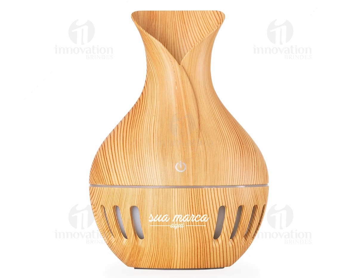 Umidificador com LED - Perfeito para manter o ar do ambiente sempre saudável e agradável. Com design clássico em madeira, este umidificador de desktop é um verdadeiro artigo de decoração. Ideal para quem busca praticidade e estilo. Aproveite!