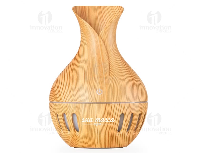 Umidificador com LED - Perfeito para manter o ar do ambiente sempre saudável e agradável. Com design clássico em madeira, este umidificador de desktop é um verdadeiro artigo de decoração. Ideal para quem busca praticidade e estilo. Aproveite!