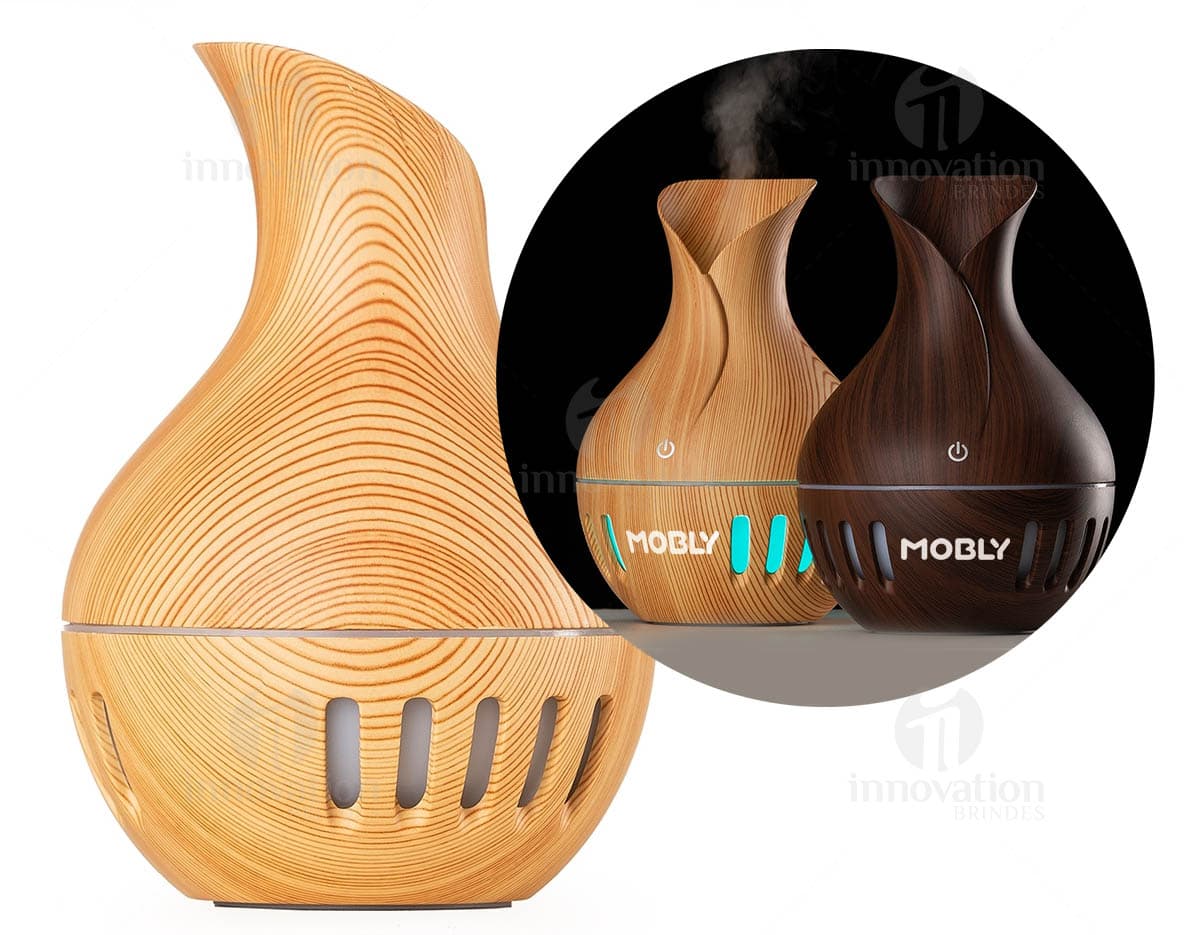 Umidificador de ambiente com LED, perfeito para deixar seu espaço mais agradável e saudável. Design clássico em madeira, ideal para sua mesa de trabalho ou estudo. Aproveite a tradição da arte em um equipamento moderno. Adquira já o seu!